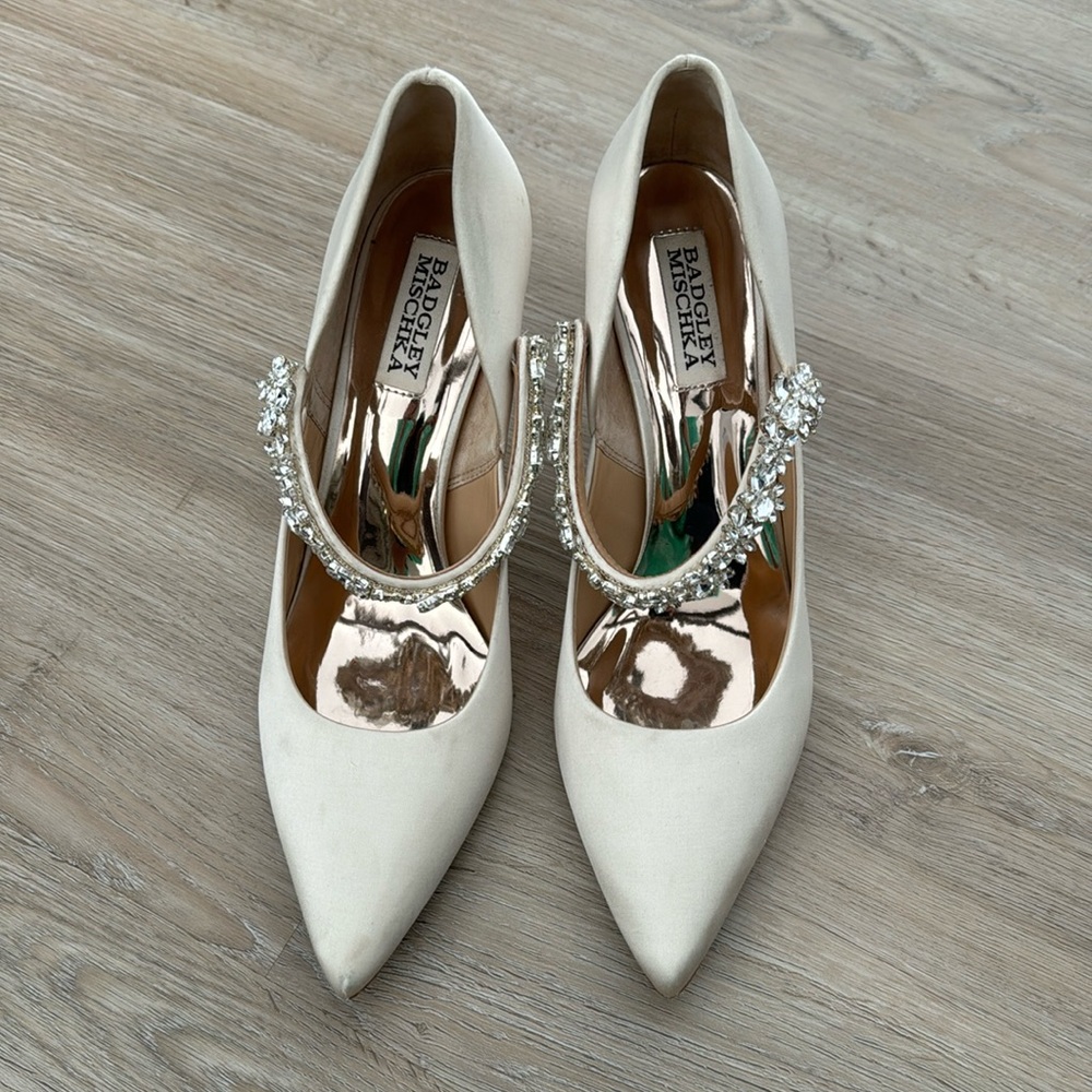 Badgley Mischka Ivory Satin Pumps- never worn but some flaws